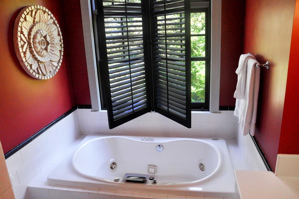 Om Sanctuary Holistic Retreat Hotel Ашвил Екстериор снимка