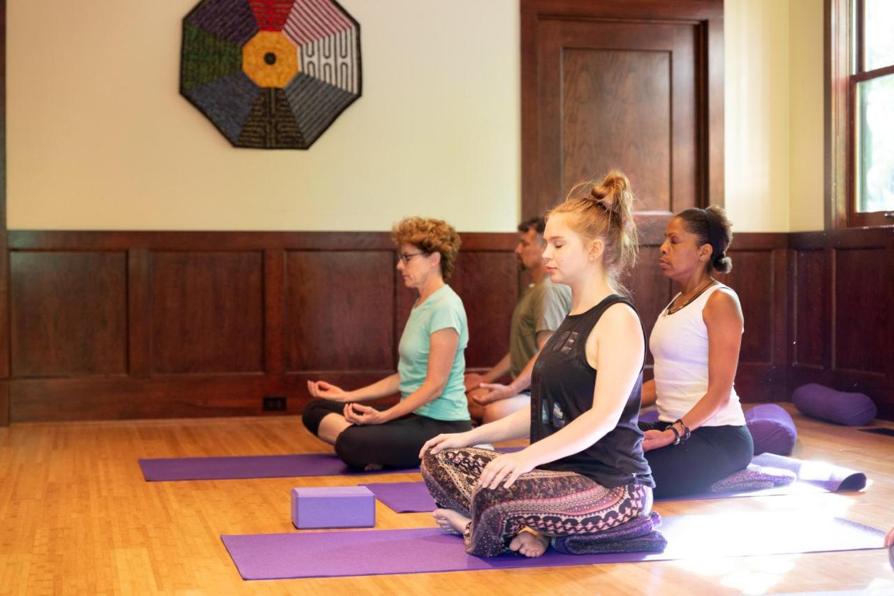 Om Sanctuary Holistic Retreat Hotel Ашвил Екстериор снимка